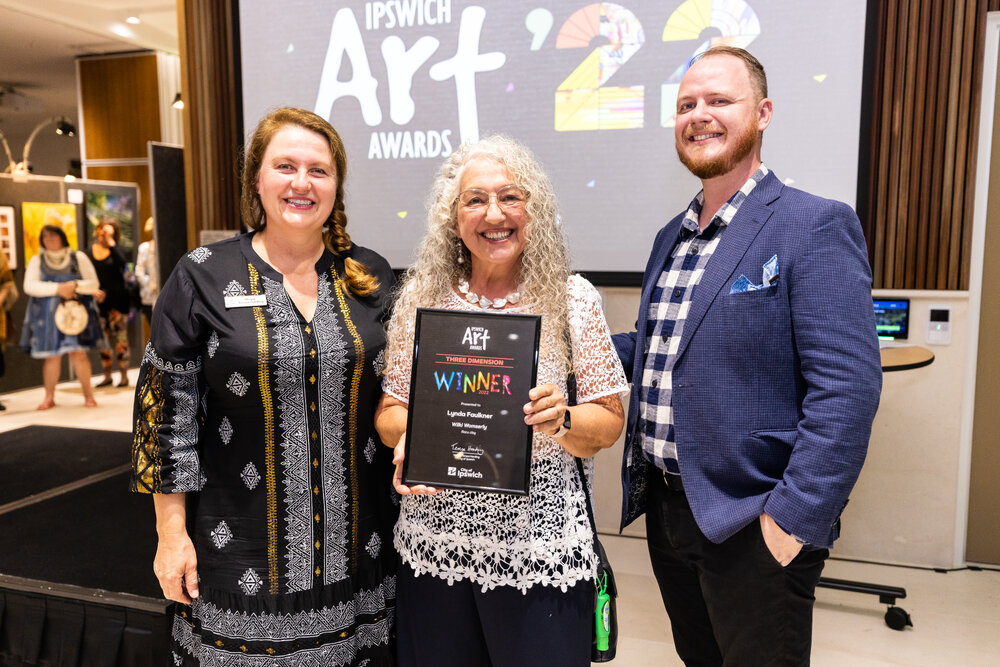 Mayor Teresa Harding with artist Lynda Faulkner and Councillor Andrew Fechner at the Ipswich Art Awards, 2022