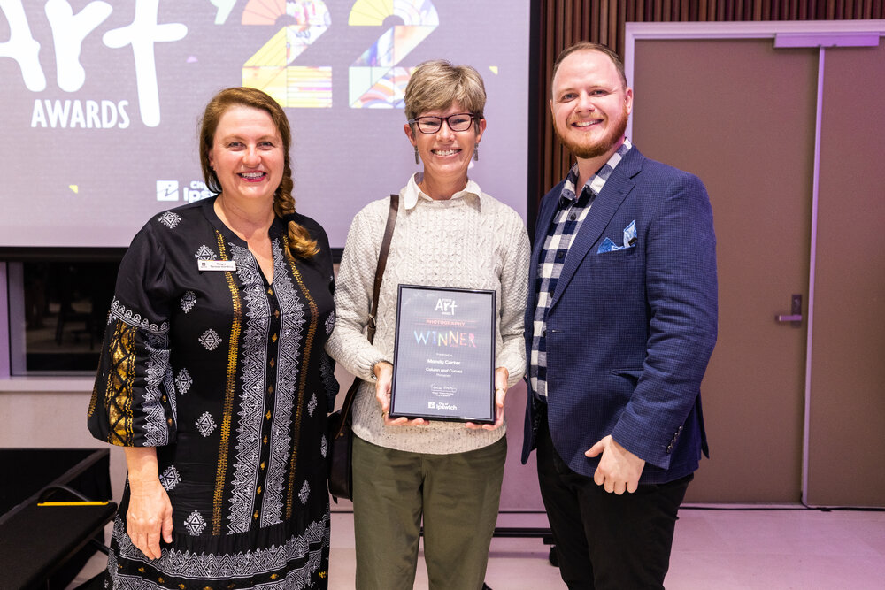 Mayor Teresa Harding with artist Mandy Carter and Councillor Andrew Fechner at the Ipswich Art Awards, 2022