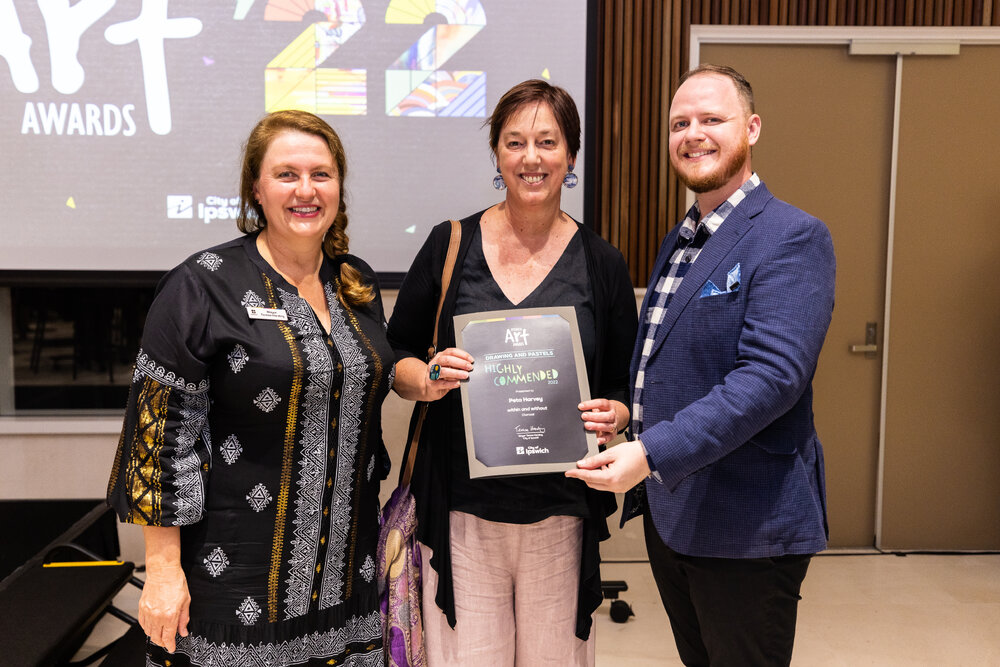Mayor Teresa Harding with artist Peta Harvey and Councillor Andrew Fechner at the Ipswich Art Awards, 2022