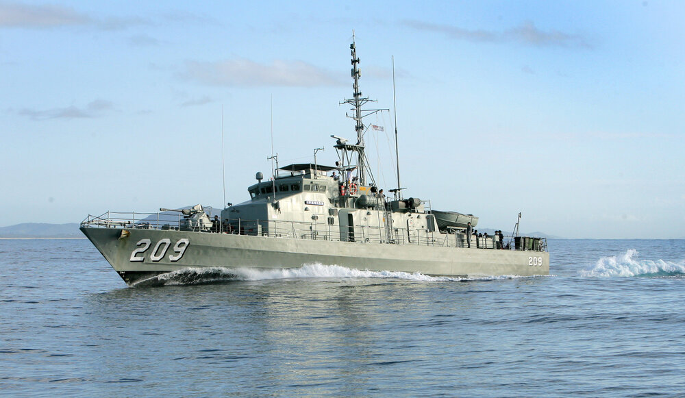 HMAS Ipswich on its last journey before being decommissioned, Moolooaba, Queensland, April 2007