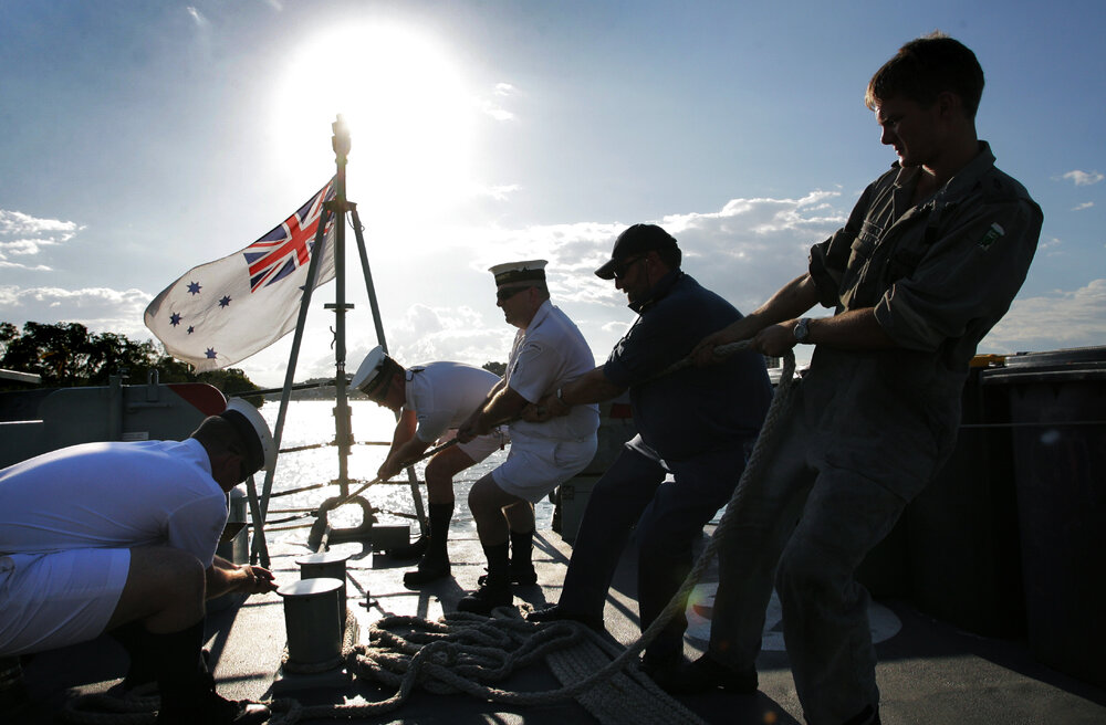 HMAS Ipswich on its last journey before being decommissioned, Bulimba, Queensland, April 2007