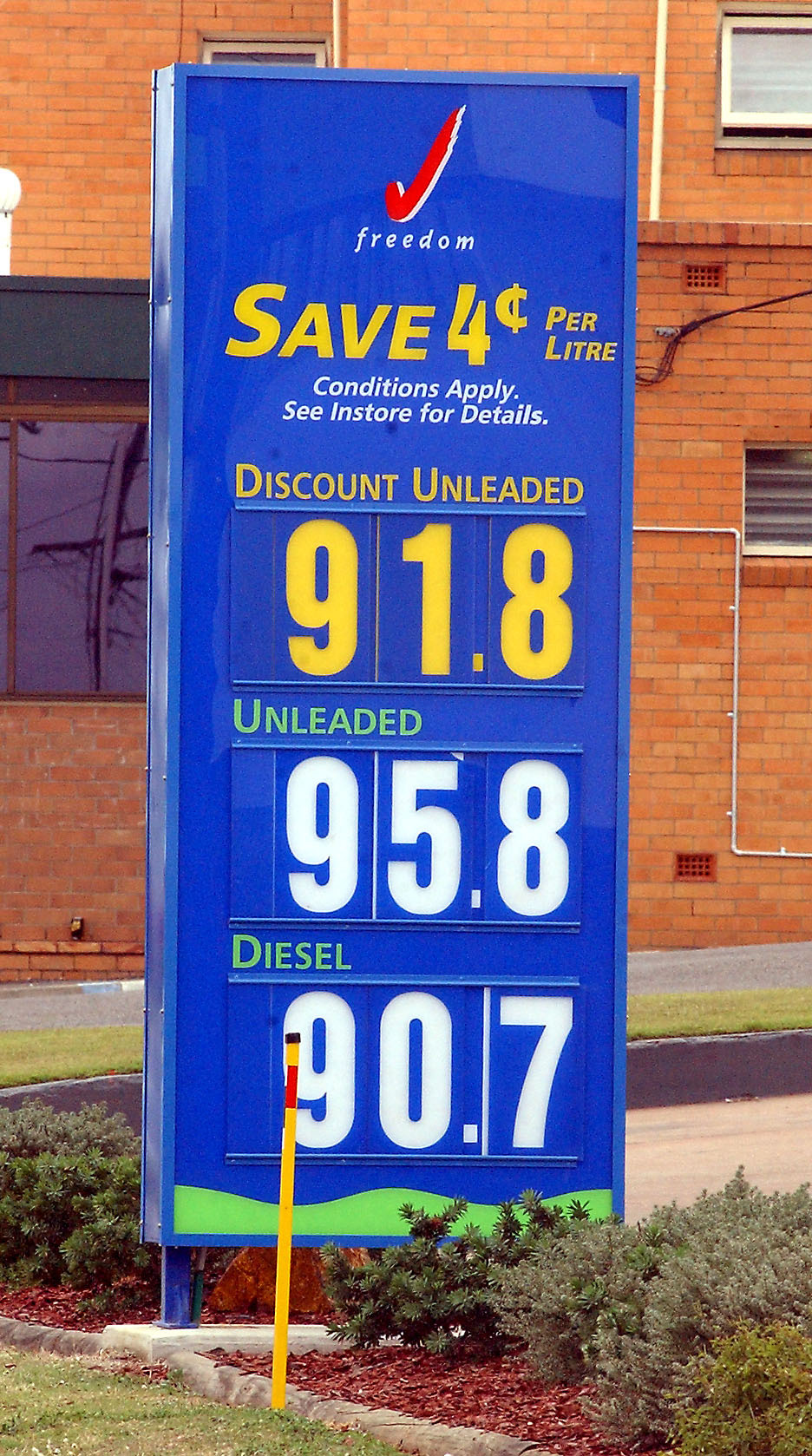 Freedom service station, Brisbane Street, West Ipswich, May 2004