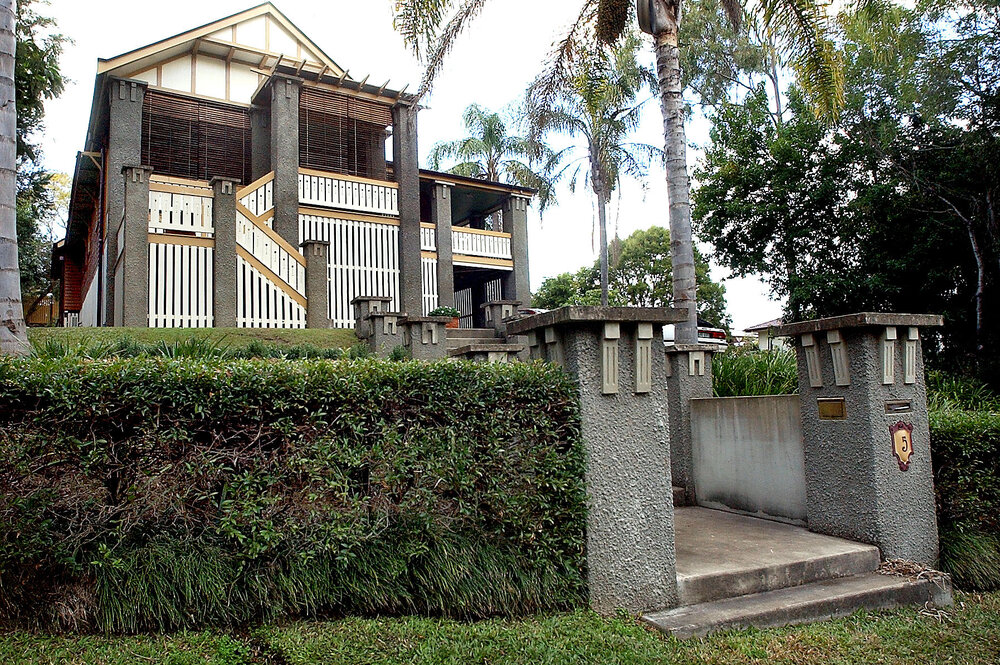 Zonta Heritage Tour of Allowah House - Owner of the house Jan Martin (seated) with Zonta member Bev Johnson, Ipswich, July 2004 