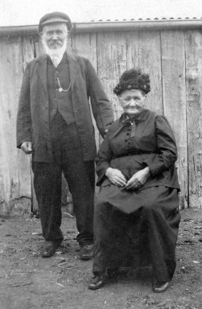 Unidentified members of the Hais family, Ipswich, c.1900