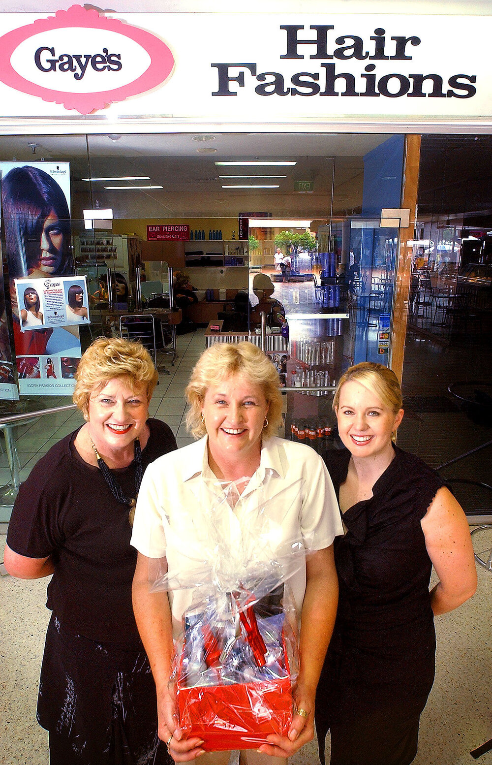 Winner of the readers competition Angela Pawson , with Gaye Anderson and Charne Quinn, Ipswich, 9th February 2005