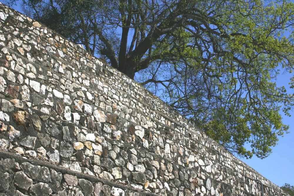 Cunningham's Knoll ziggurat, Limestone Hill, Queen Victoria Parade, Ipswich, 2005 