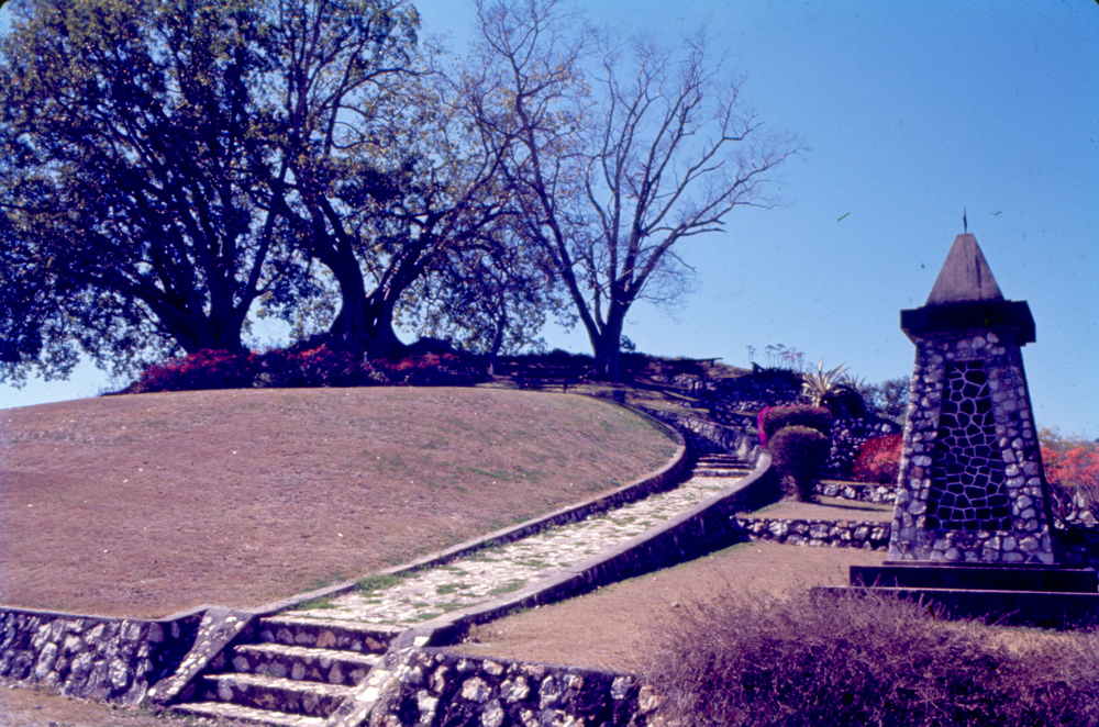 Cunningham's Knoll with the Cunningham memorial, Queen Victoria Parade, Limestone Hill, Ipswich, 1970