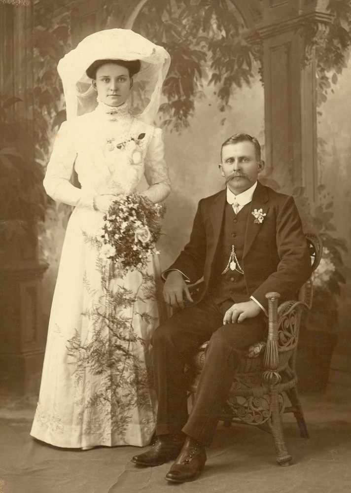 Formal wedding portrait of Isabella Grace Brown and Arthur Ewald Mael Jaenke, Ipswich, 1911