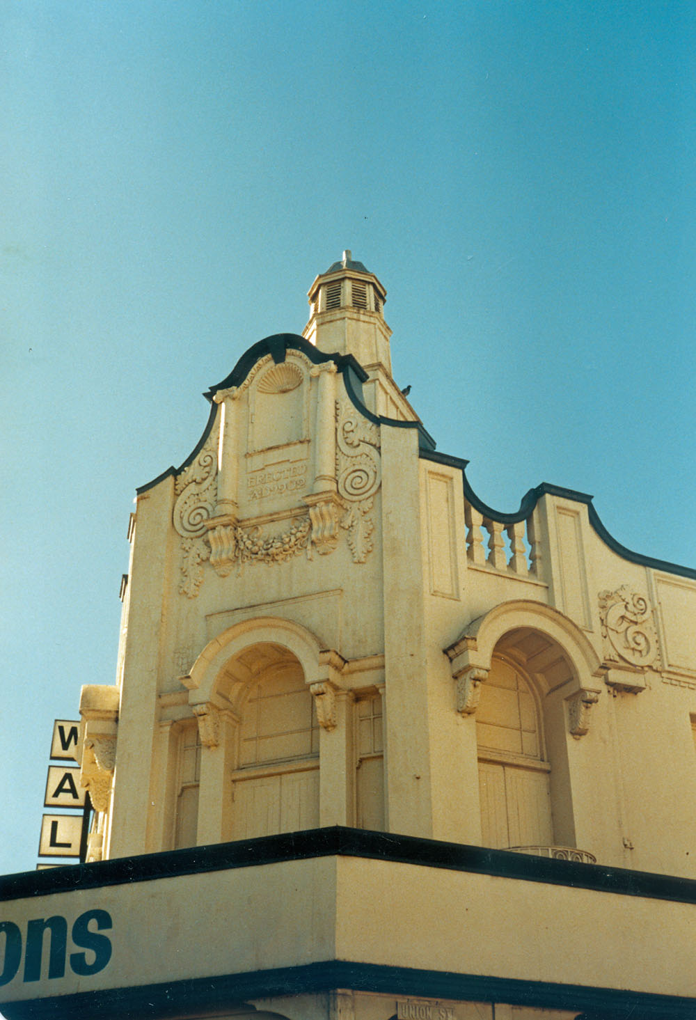 Walton's building, corner Union and Nicholas Streets, Ipswich, 1986