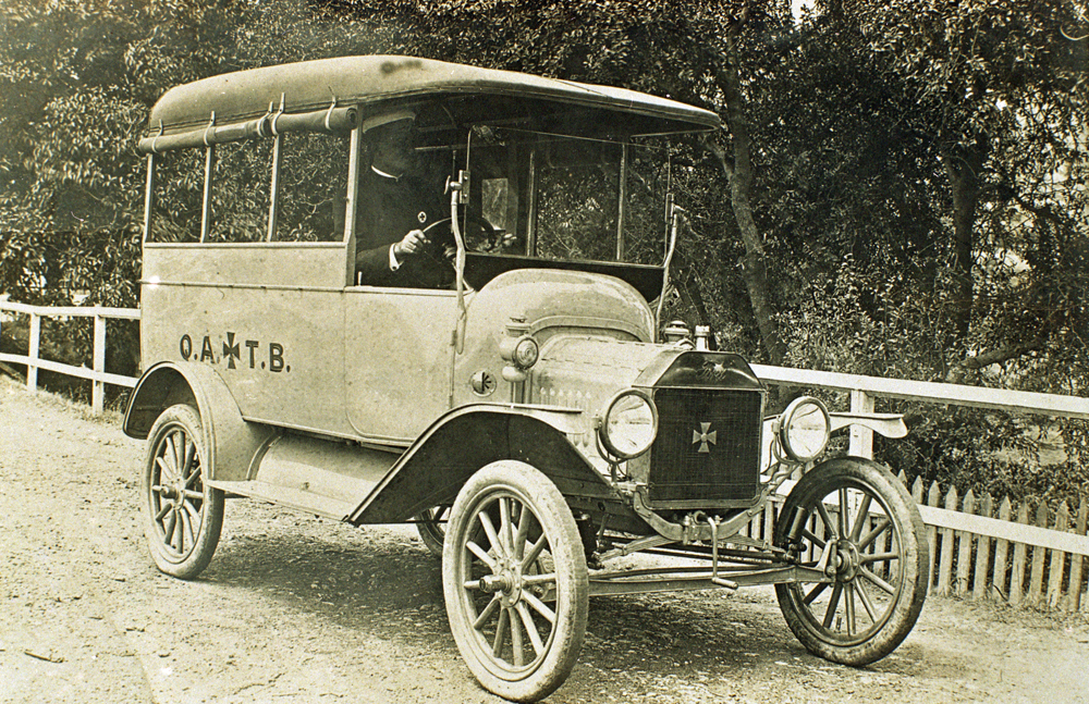 First motorized Queensland ambulance, North Ipswich, 1915-1916