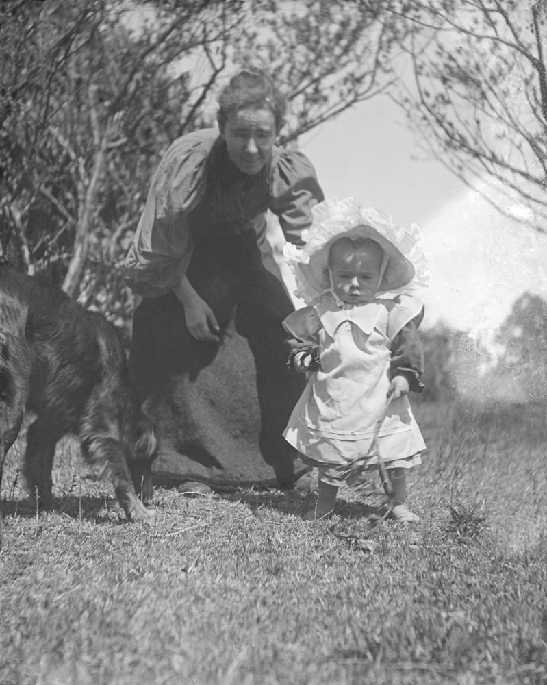 Elsie Jones with her daughter, Queenie, at their home, Oakleigh, Redbank Plains, Ipswich, 1900