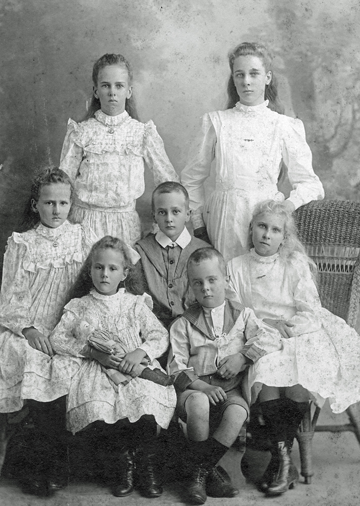 Cook and Goodwin children, Ipswich, 1910