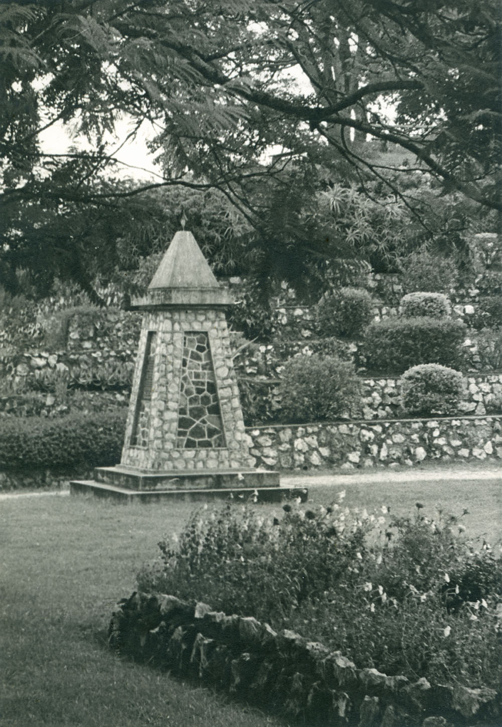 Cunningham's Memorial on Limestone Hill, Ipswich, 1940s