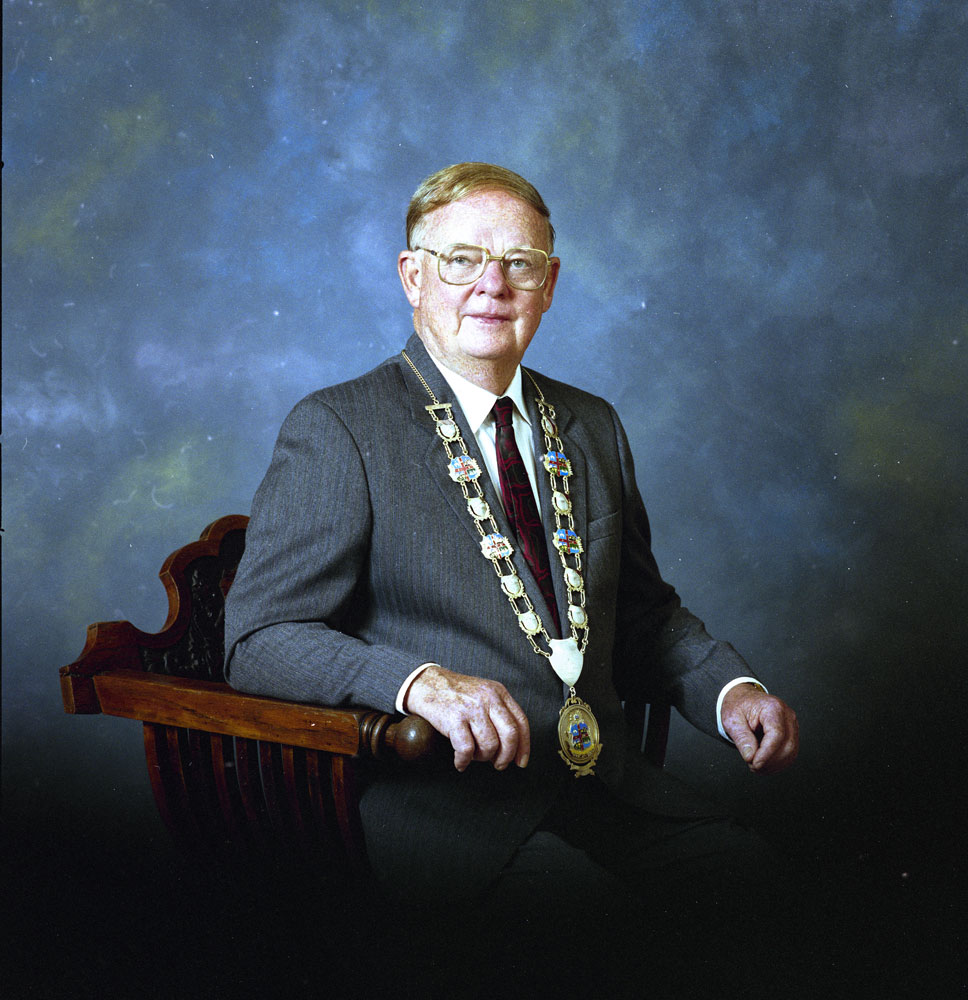 Desmond A Freeman AM (seated), Mayor 1979 - 1991, Ipswich, 1990
