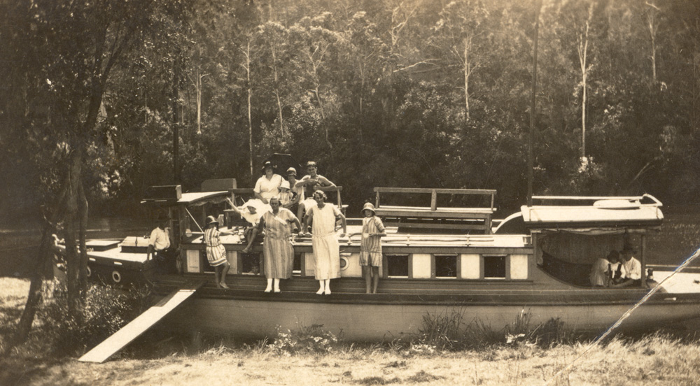 Myora (boat) on the Brisbane River at 'Faerie Bower',  c.1920s