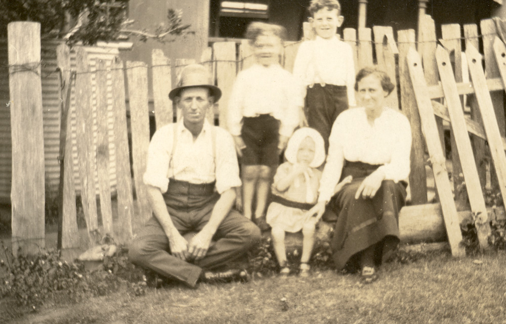 O'Connell family, Bergin's Hill, Bundamba, Ipswich, 1923