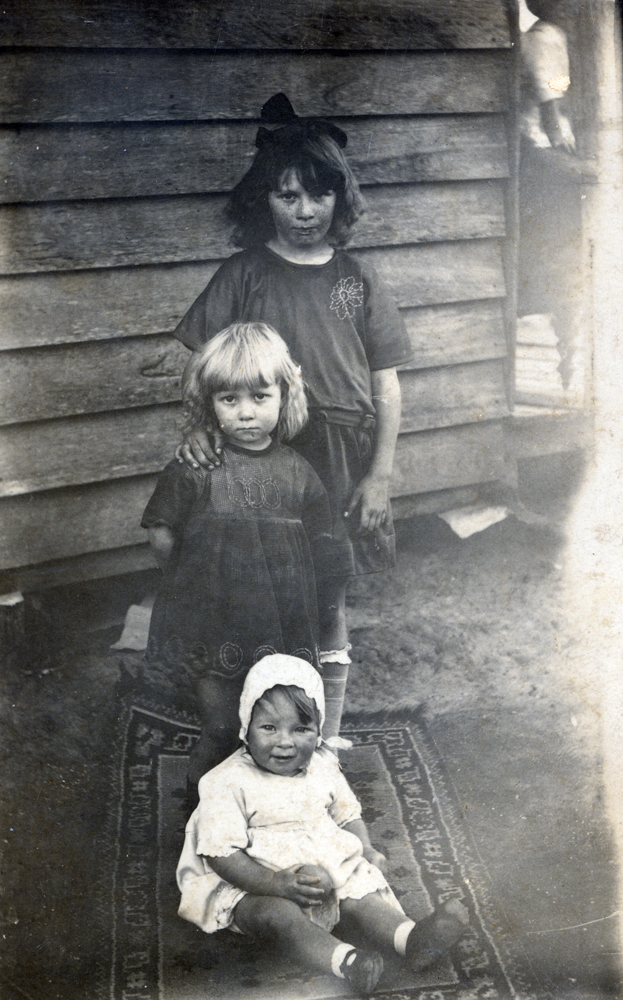 Campbell sisters at New Chum, Ipswich, c.1923