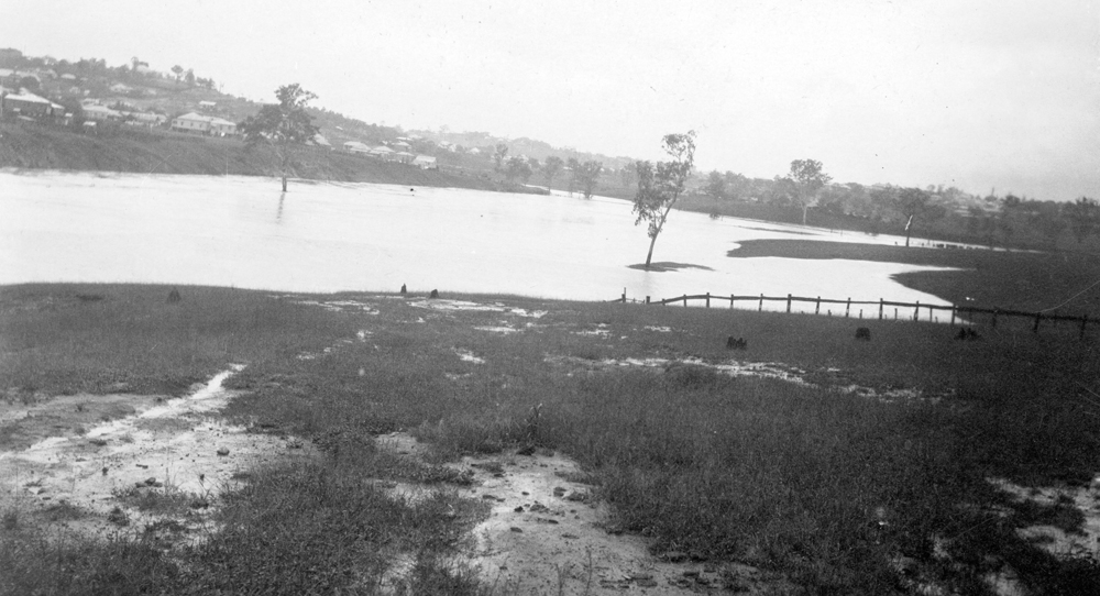 One Mile during the 1927 Flood, One Mile, Ipswich, 1927