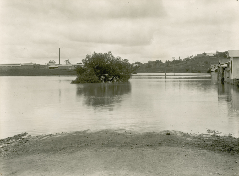 Flooding of Bremer River from Bremer Parade, looking east, Ipswich, 1927