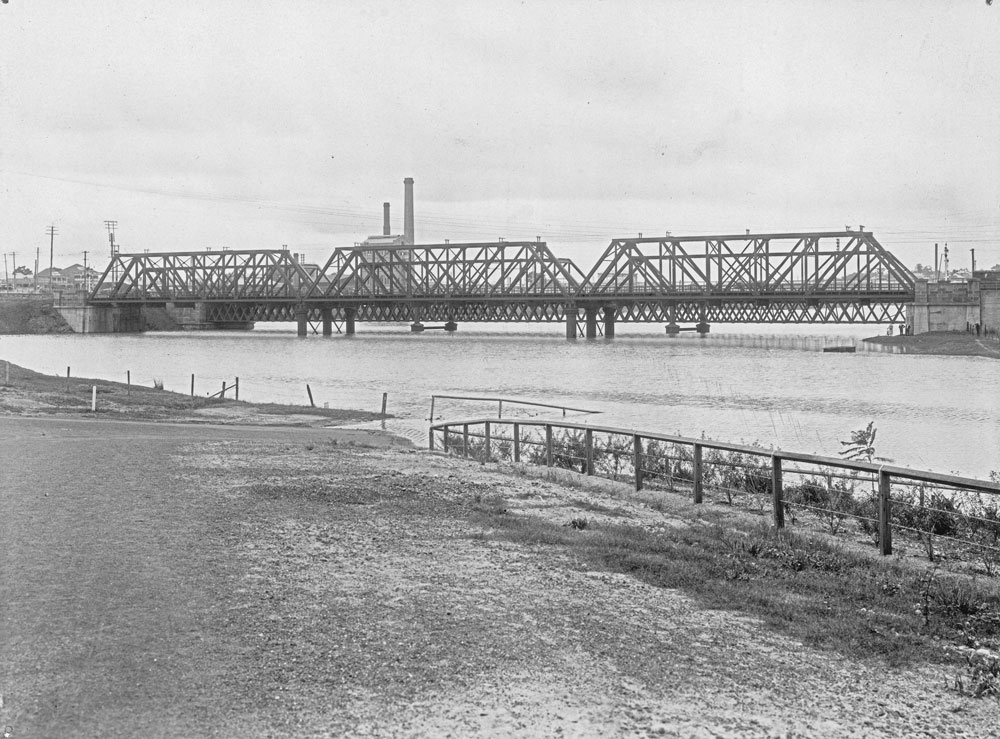 Railway Bridge, Bremer River in flood, Ipswich, January 1927