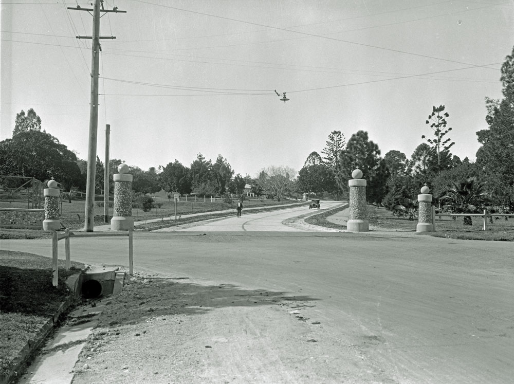 Entrance to Queens Park, Limestone Street,  Ipswich, 1930s
