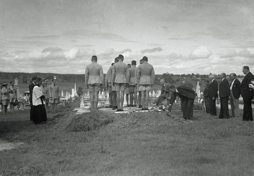 Graveside service at Ipswich General Cemetery for Sergeant McLaughlin and Leading Aircraftman Harvey, Brisbane Street, Ipswich, 1941