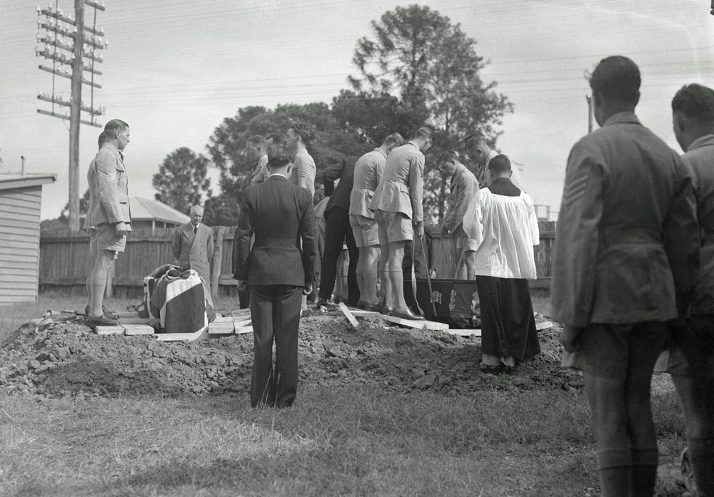 Graveside service at Ipswich General Cemetery for Sergeant McLaughlin and Leading Aircraftman Harvey, Brisbane Street, Ipswich, 1941
