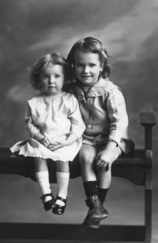 Studio portrait of Frank and Mavis Gillis, Ipswich, early 1920s