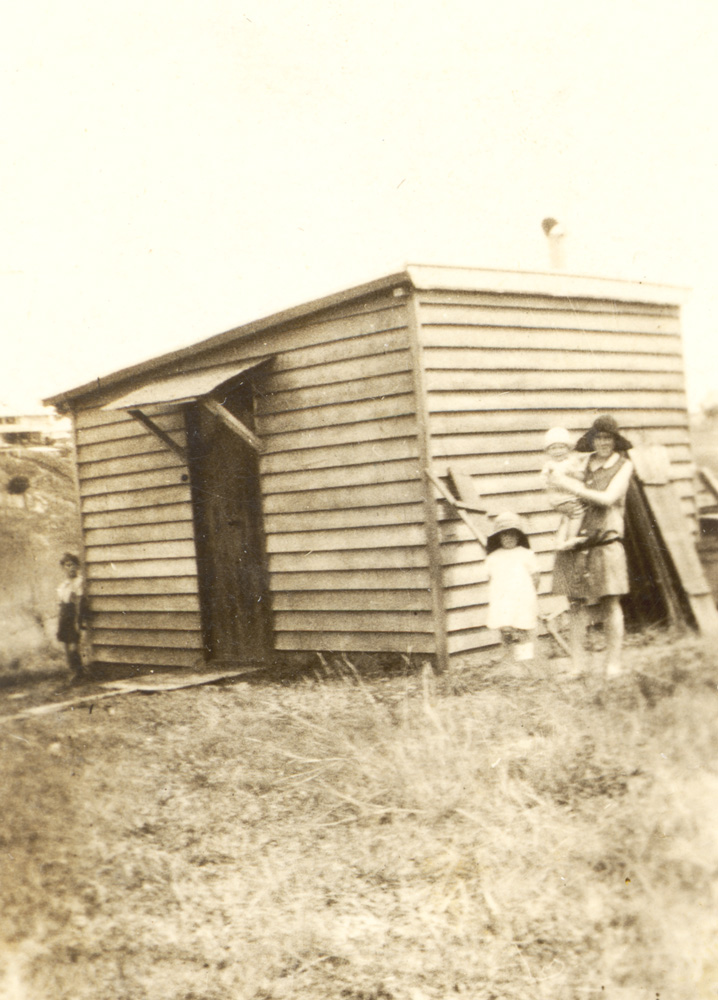 Ferry man's hut at Basin Pocket, Ipswich, c.1930