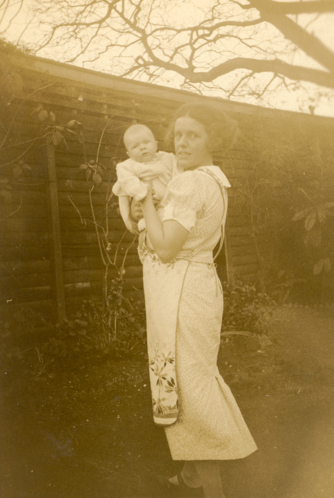Baby Elspeth Cameron with her Aunt Sheila, Ipswich, 1936