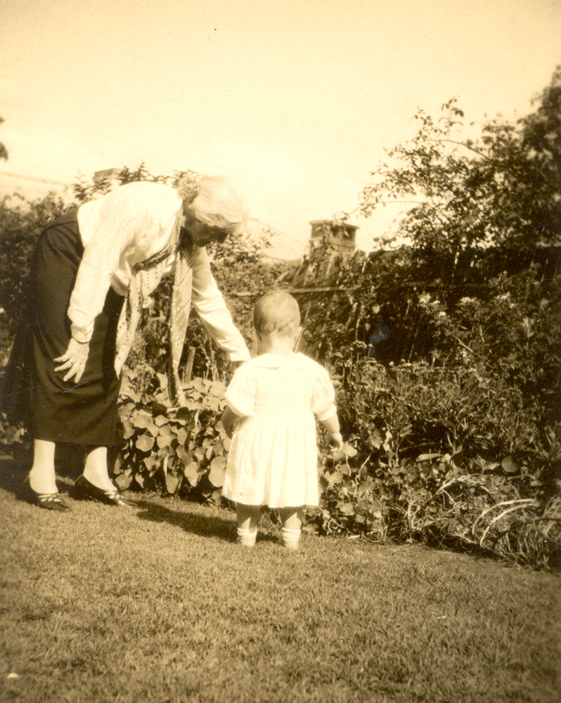 Elspeth and Elizabeth Cameron, East Street, Ipswich, 1936