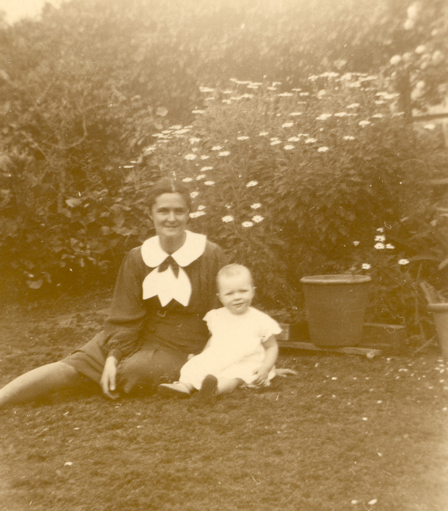 Elspeth Cameron with her mother Rhoda, Ipswich, 1937