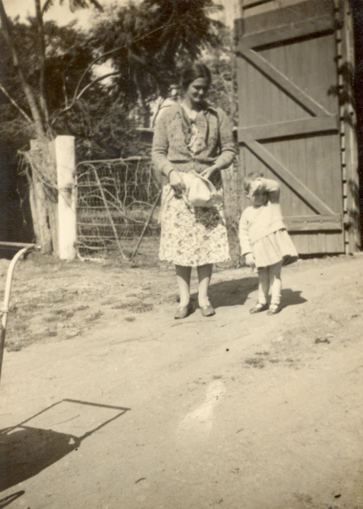 Elspeth Cameron with her mother Rhoda, Ipswich, c. 1937