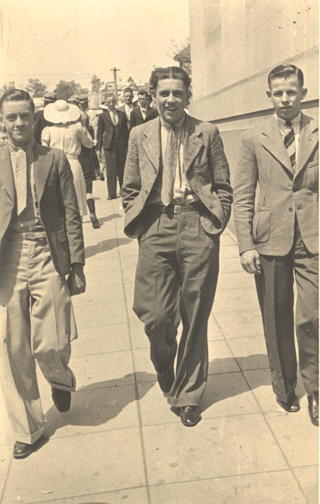 Boys on the Commonwealth Bank corner, Ipswich,  c.1938