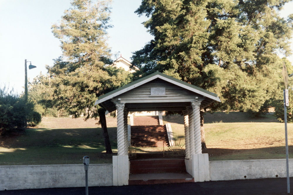 War Memorial gates at the site of the Ipswich Baptist Church, 188 Brisbane Street, Ipswich, 1991