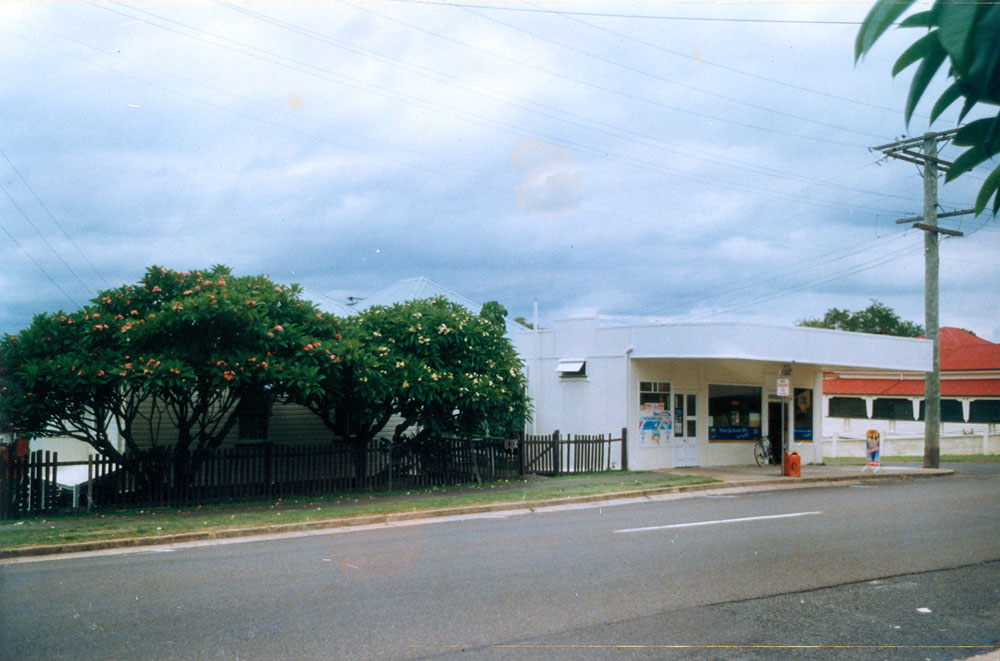 General store on corner of Ellenborough and Roderick Streets, Ipswich, 1991