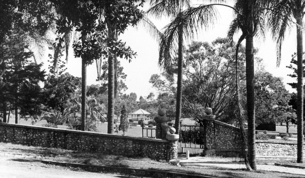 Entrance to Queens Park, Ipswich, c.1940