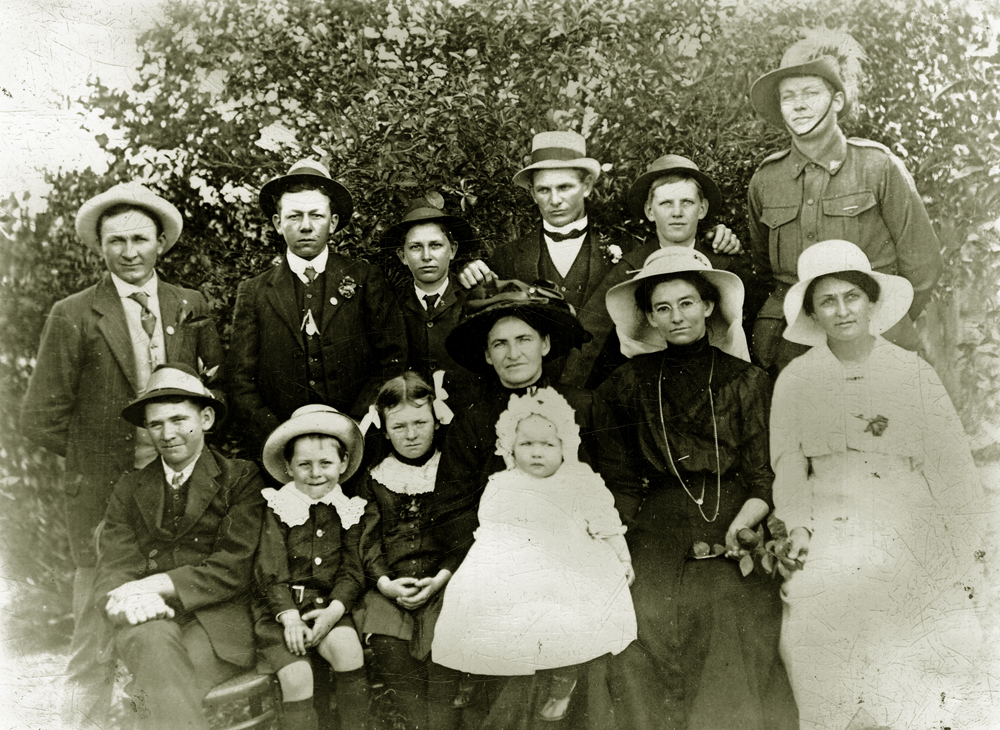 Steinhardt family of Glamorgan Vale Road, near Marburg, Ipswich, c.1900