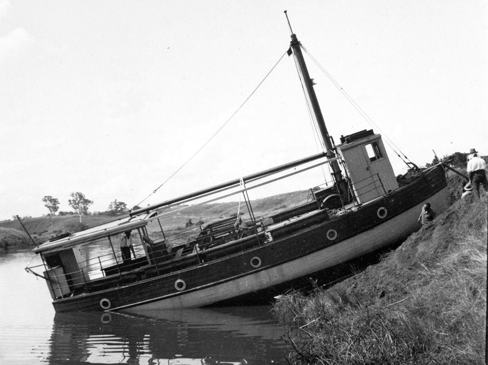 Bremer (boat), aground, Ipswich, 1941