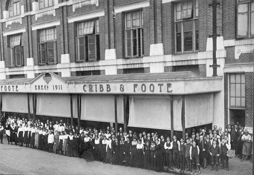 Cribb &amp; Foote Store staff in front of building on Bell Street, Ipswich, c.1916