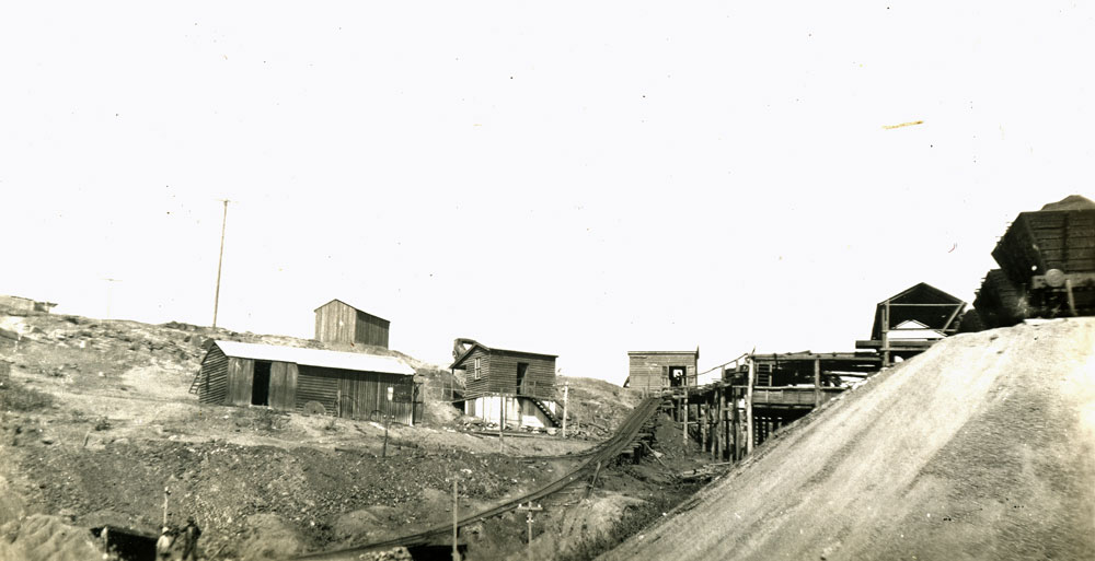 Klondyke Colliery buildings and wagons, North Ipswich, c.1928