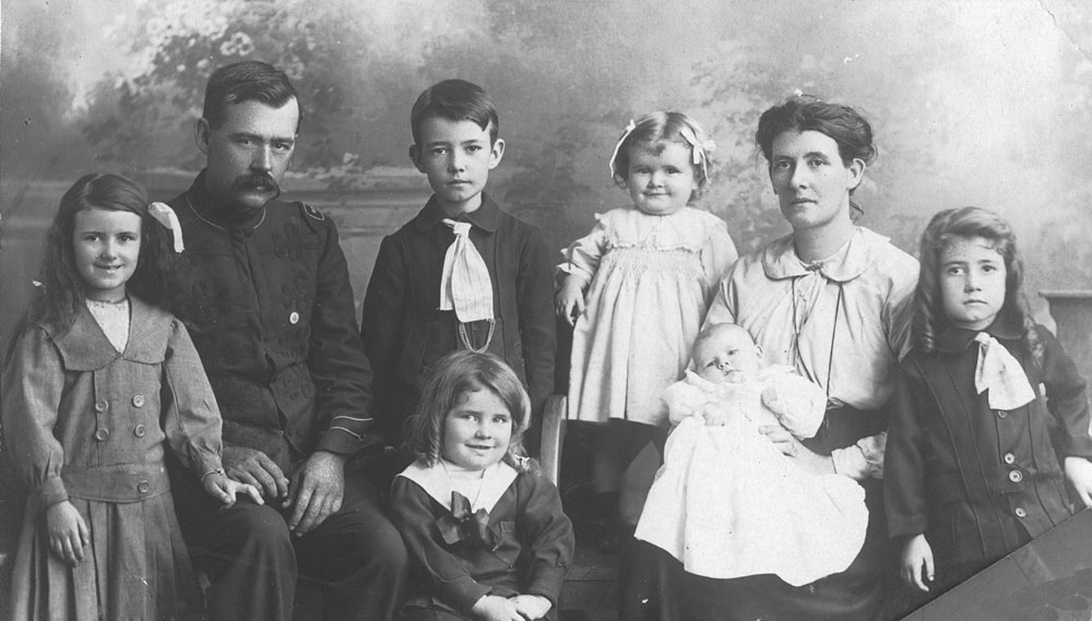 Henry and Elizabeth Whybird and family, Ipswich, 1915