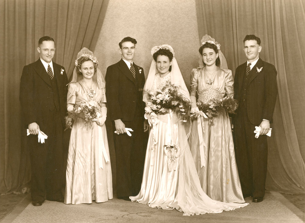 Bridal party of Lewis Arthur and Dawn Mavis Bauer (nee Laegel), Ipswich, 1946