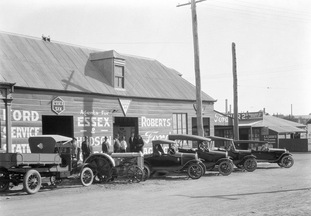 Motor vehicles outside of A. E. Roberts' at the corner of Gordon and Brisbane Streets, Ipswich, 1924
