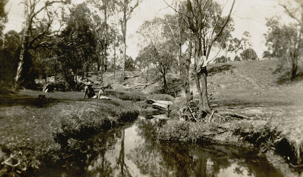 People on bank of Ironpot Creek, Blacksoil, Ipswich, c.1947
