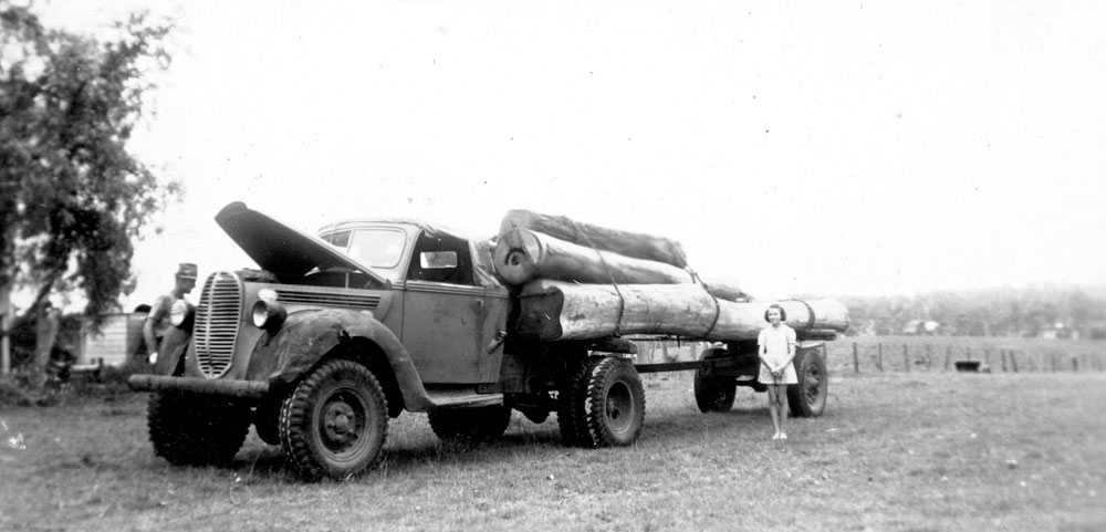 Loading logs on farm at Ironpot Creek, Blacksoil, Ipswich, 1948