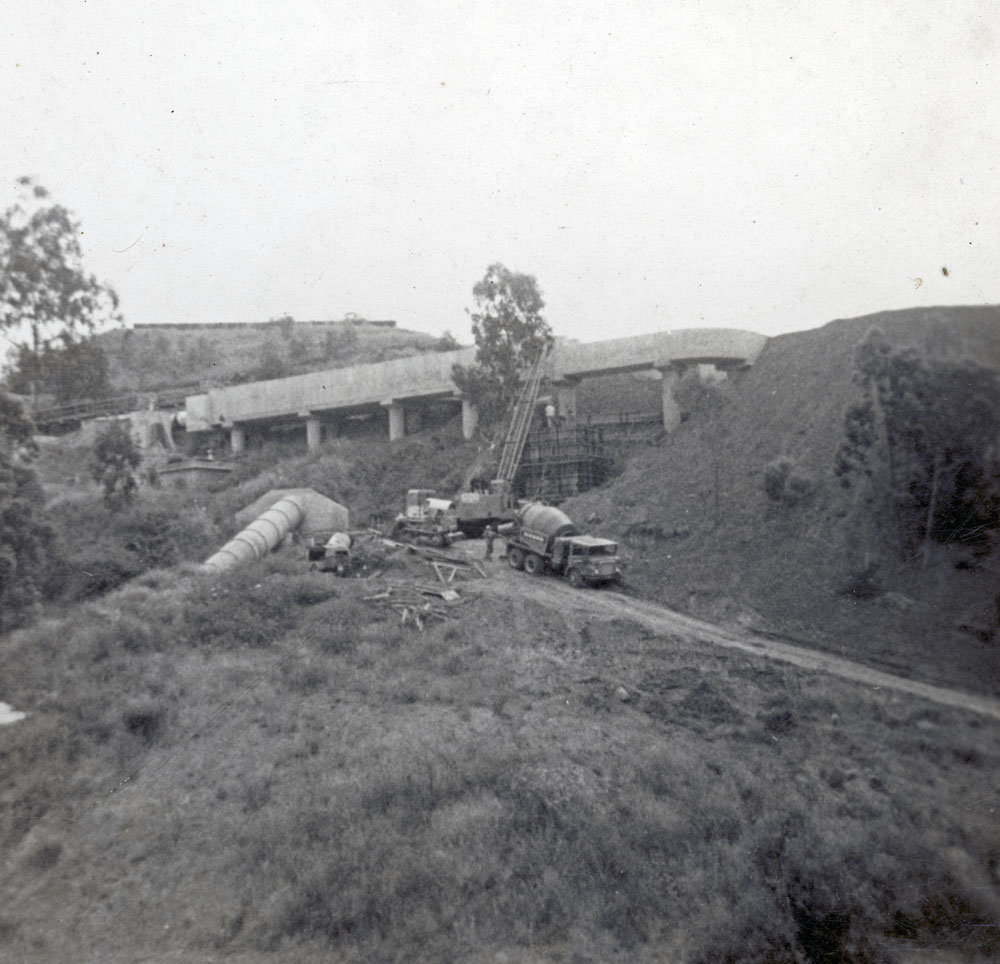 Building filtration tanks at Mt Crosby Pumping Station, Mt Crosby, c.1966