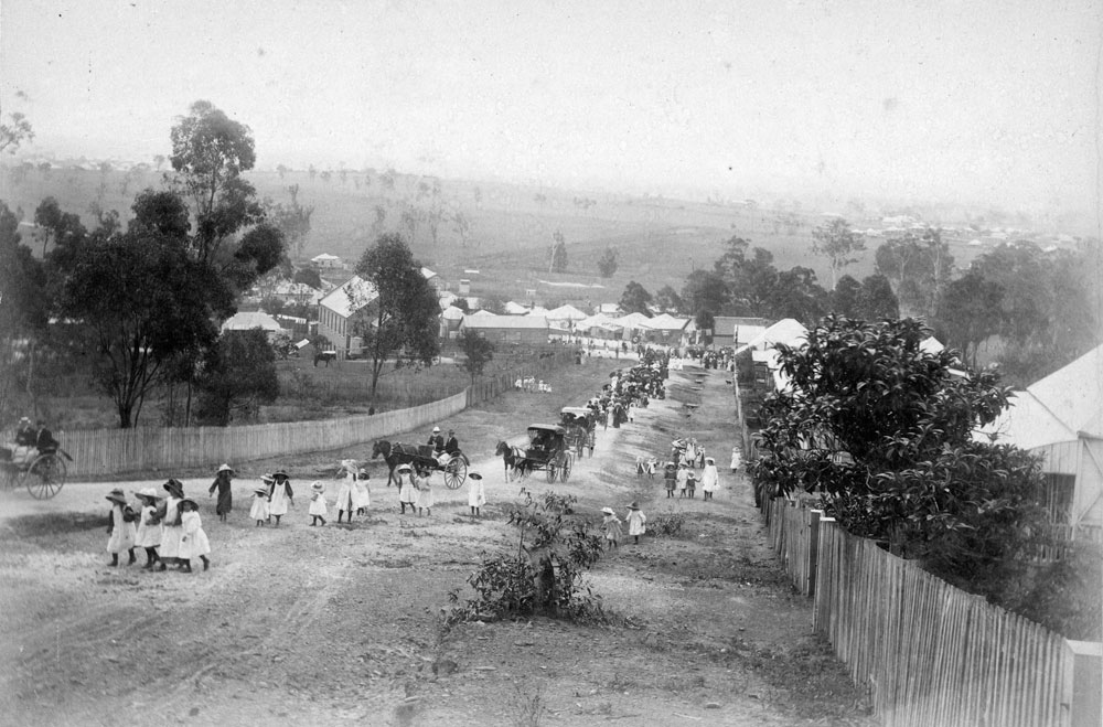 People on the way up Thomas Street, to Brynhyfryd, Blackstone, Ipswich, 1908