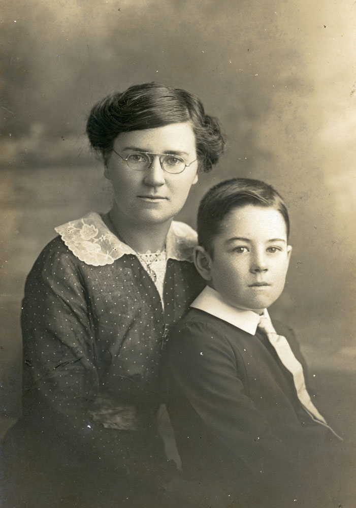 Portrait of James Thomas Finimore with his mother, Ave, Ipswich, c.1912
