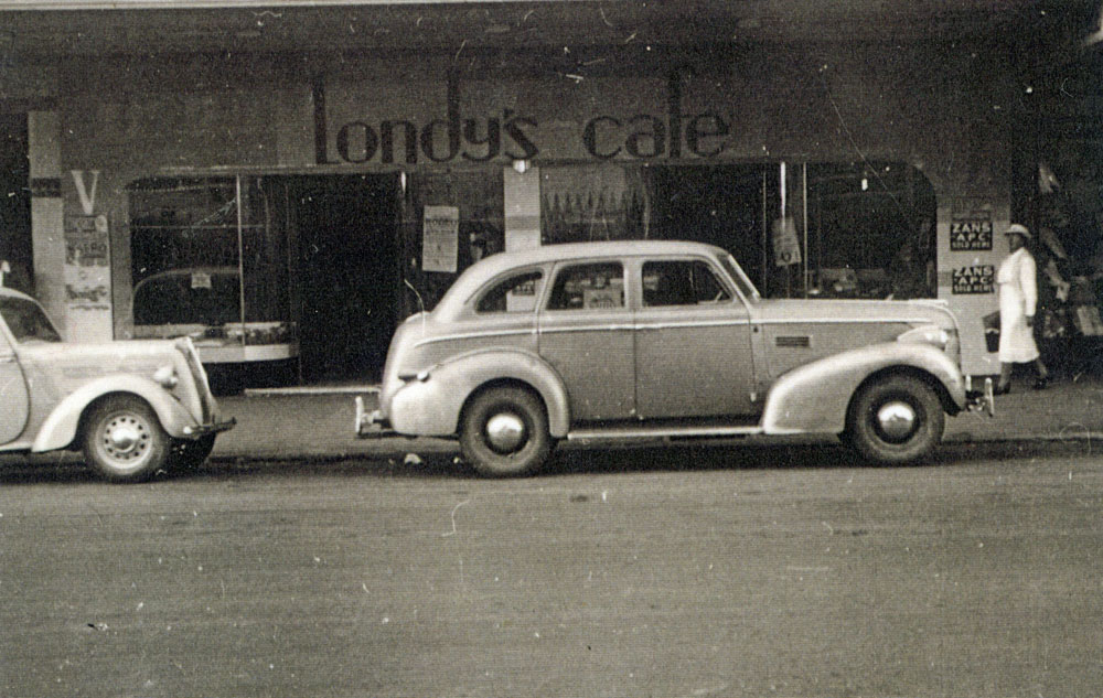 Cars parked outside Londy's Cafe, 165 Brisbane Street, Ipswich, 1940s